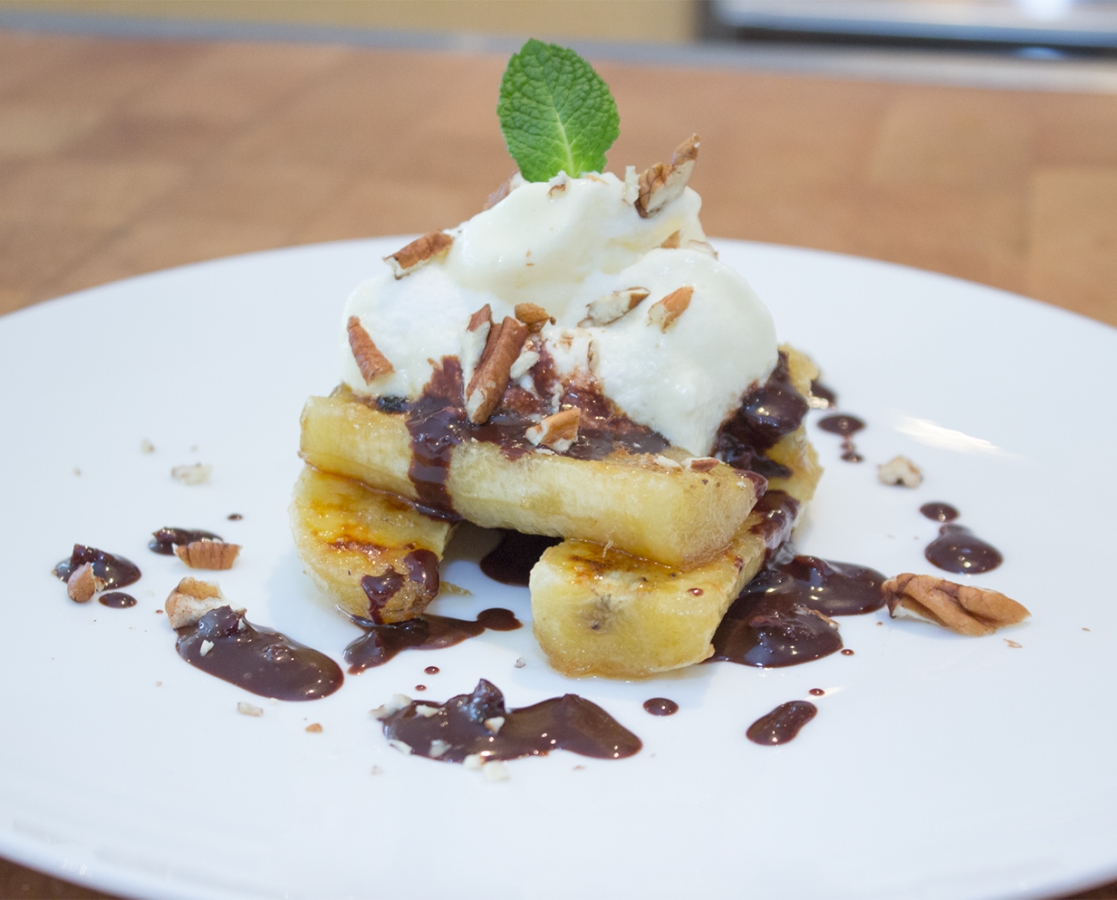 Tiramisù aux bananes caramélisées et sauce chaude au chocolat et pacanes rôties