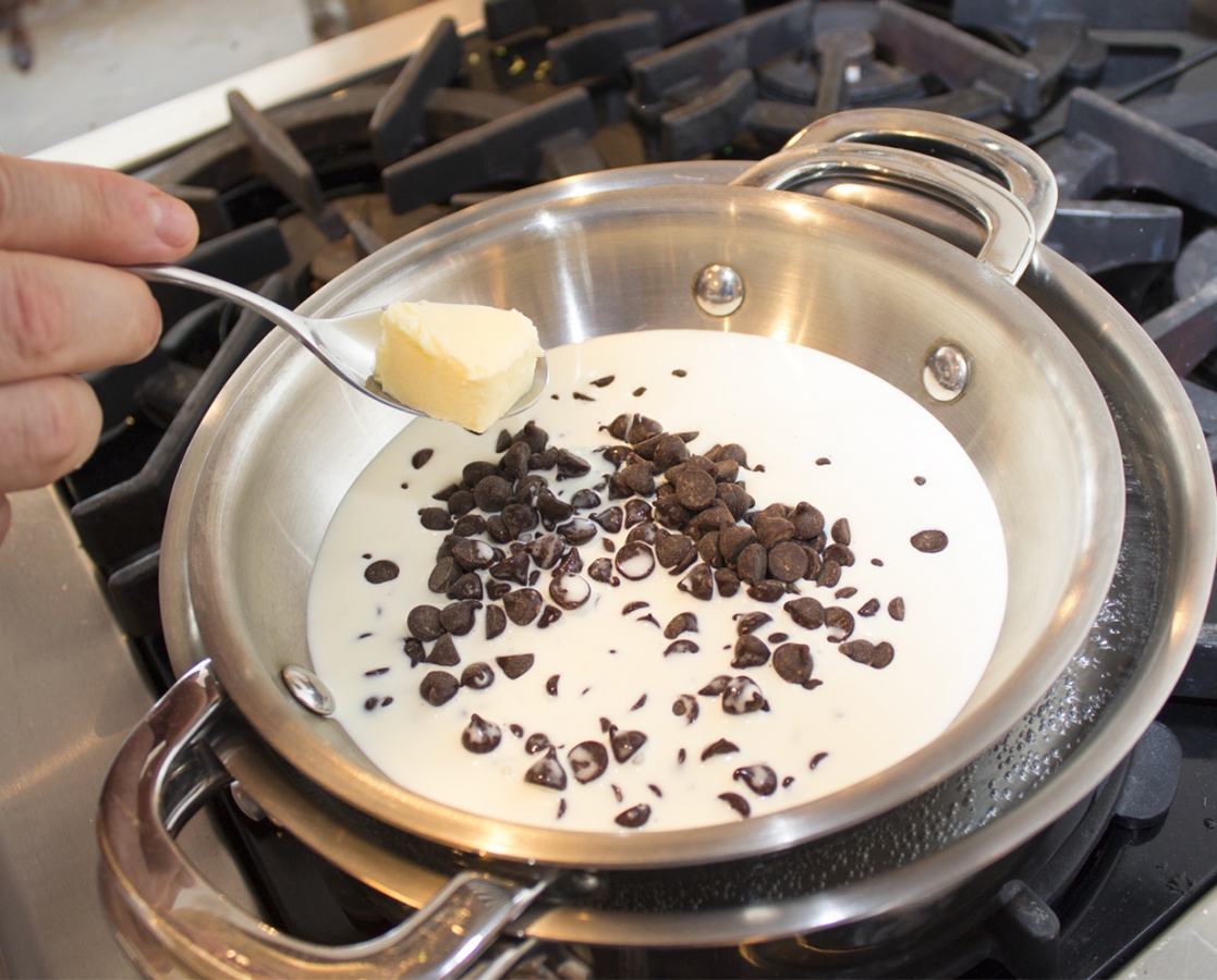 Tiramisù aux bananes caramélisées et sauce chaude au chocolat et pacanes rôties