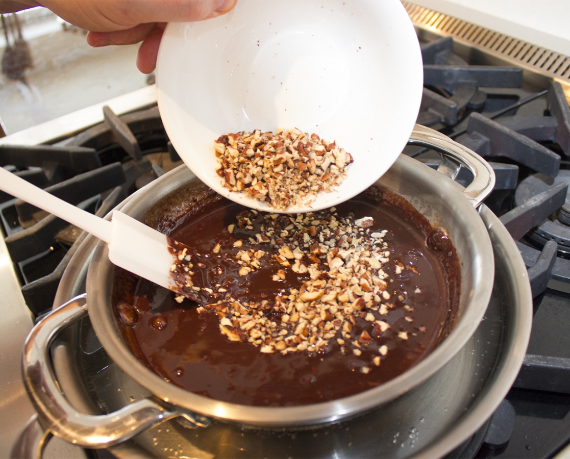 Tiramisù aux bananes caramélisées et sauce chaude au chocolat et pacanes rôties