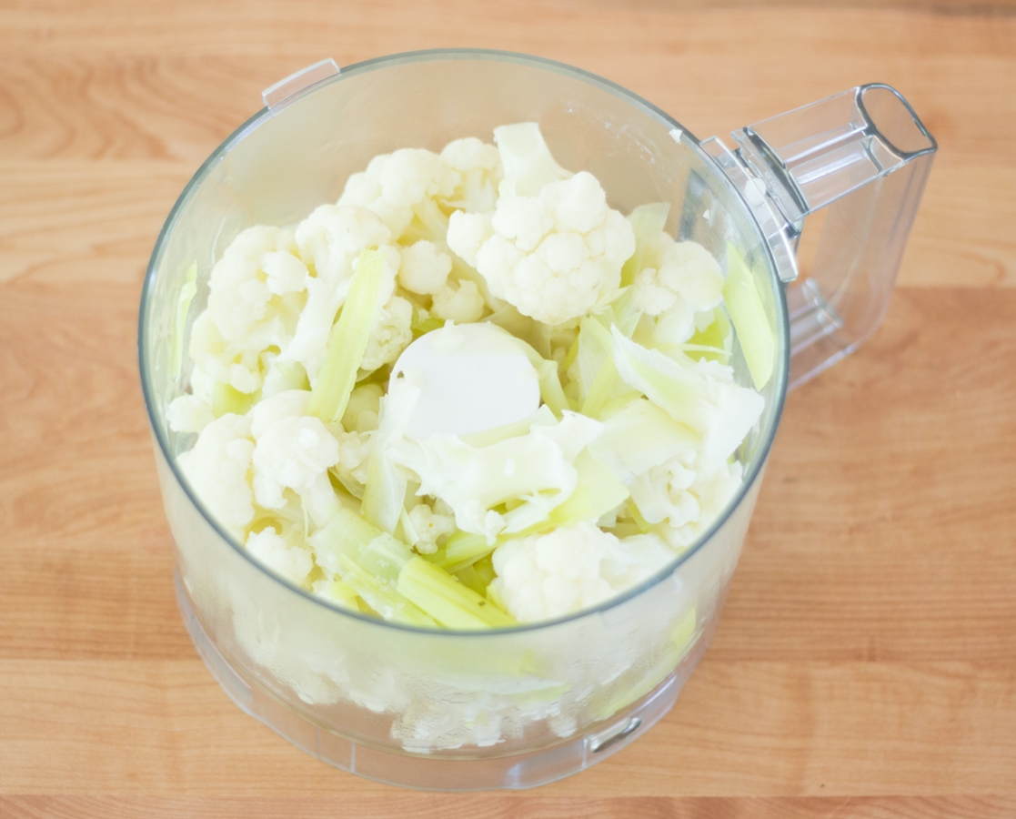 Almond milk, cauliflower and leek soup