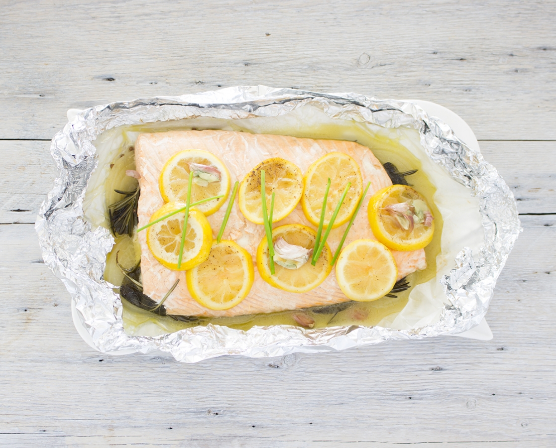 Salmon “en papillote” with caramelized lemons and hollandaise sauce