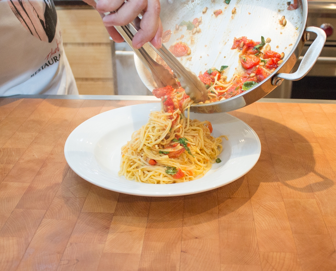 Spaghetti aux tomates cerises rôties, aux noix de pin et au basilic frais