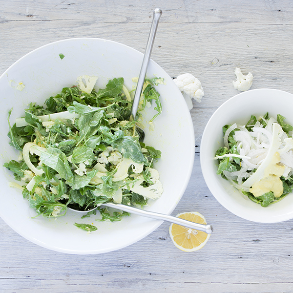 Salade de roquette et de chou-fleur, vinaigrette au yaourt, miel et moutarde